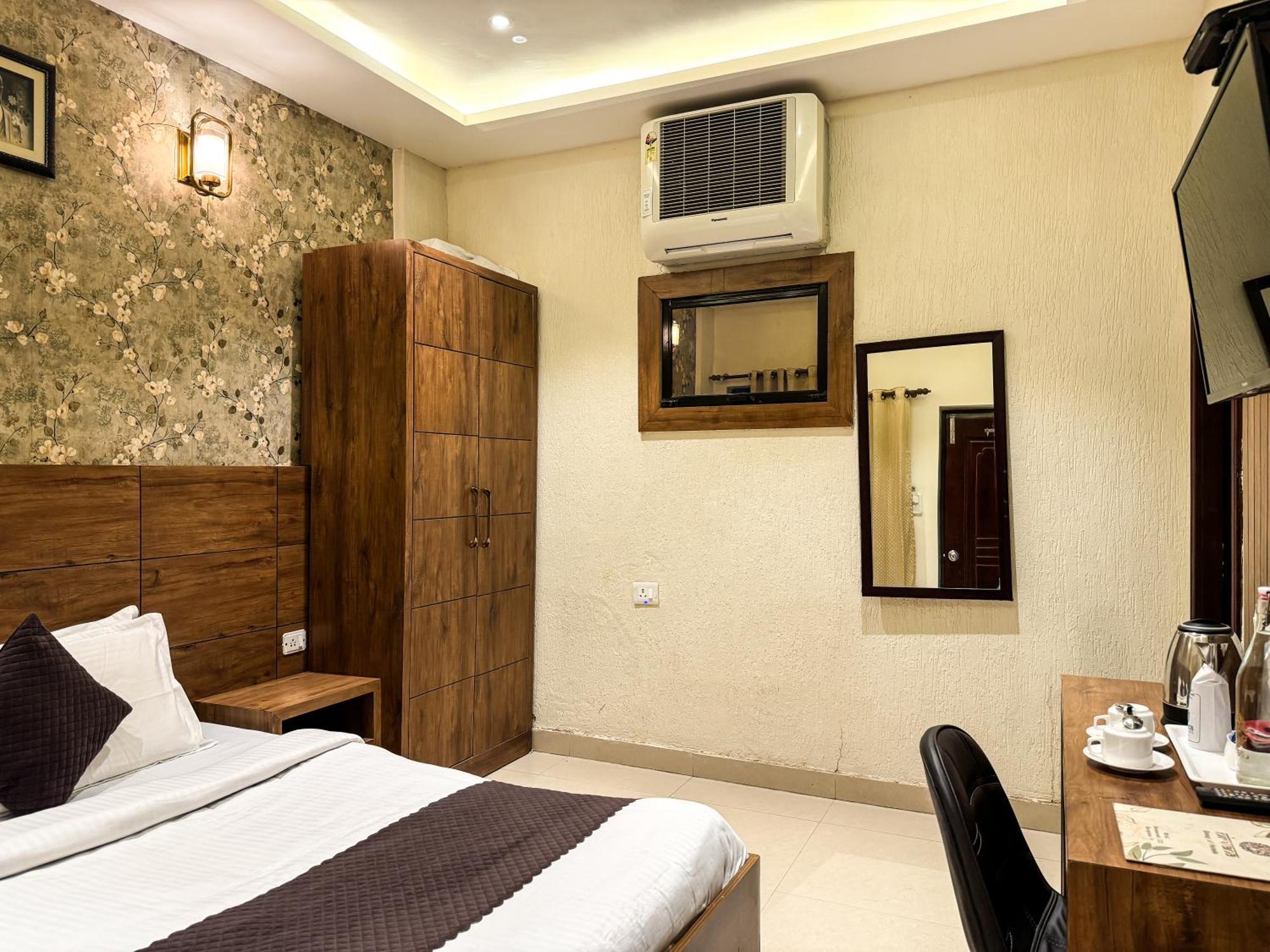 Hotel Nirvana Palace Rishikesh Exterior photo