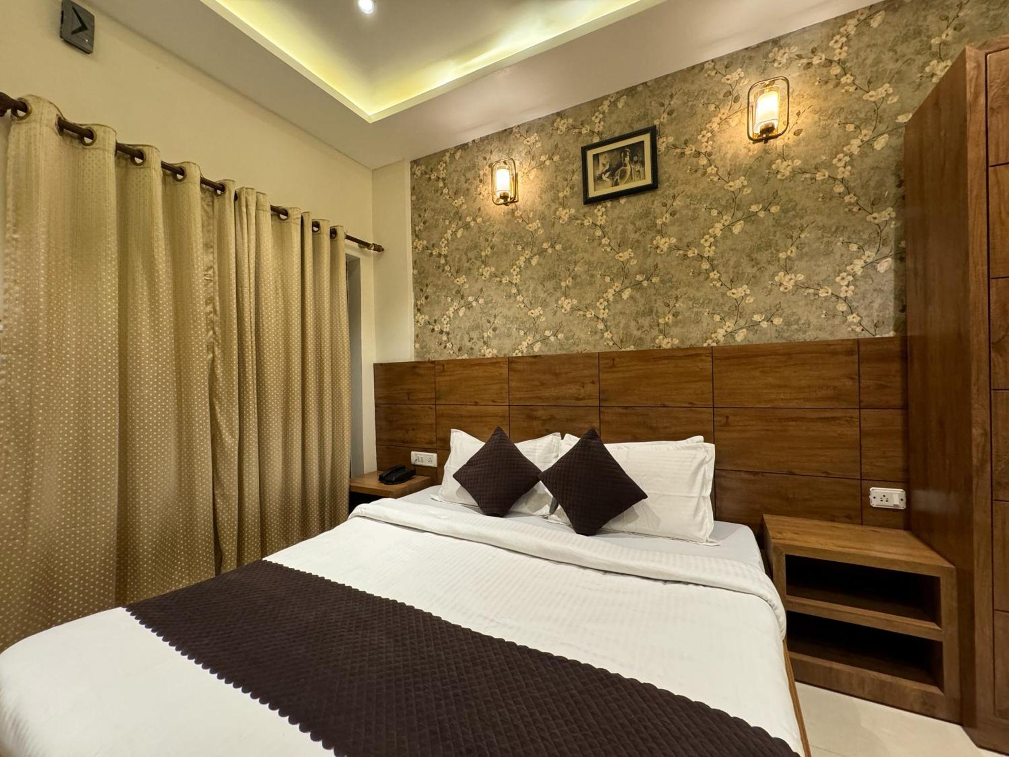 Hotel Nirvana Palace Rishikesh Exterior photo